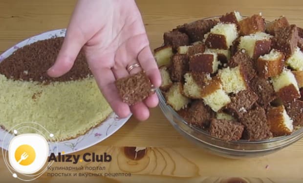 Остатки коржа режем кубиком.
