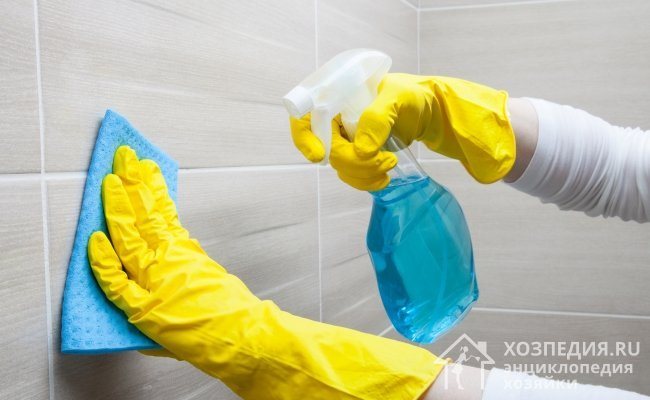 Отмыть стены и пол из кафеля помогут специальные бытовые средства