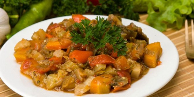 Овощное рагу с куриным филе и кабачками