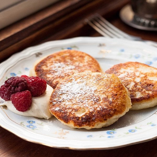 Печеные сырники со сметаной и малиной