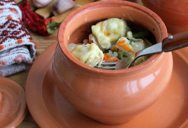 пельмени в горшке с овощами