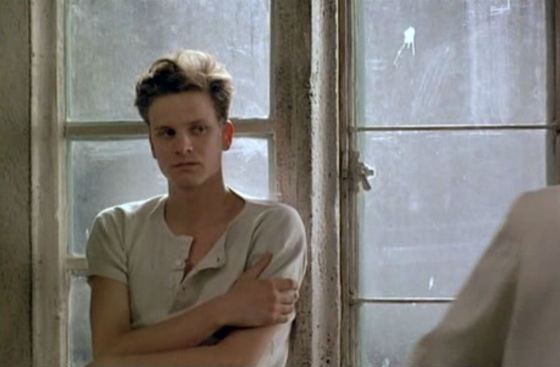 Первая роль Колина Ферта («Другая страна», 1984)