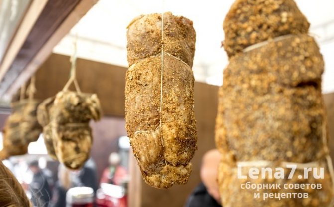 Подвешенные куски вялящегося мяса