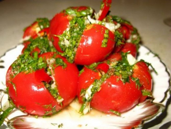 Помидоры, фаршированные чесноком.