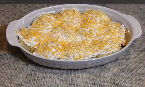 посыпаем колобки сыром
