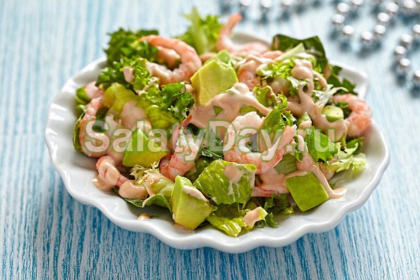 Праздничный салат с креветками, пекинской капустой и авокадо