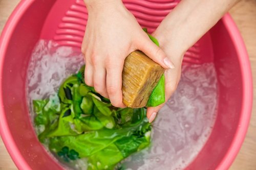 Как быстро убрать запах с одежды: лучшие домашние методы