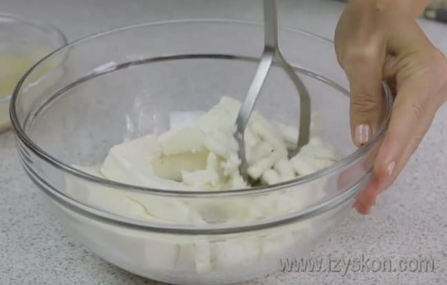 Приготовим начинку для нашего пирога с творогом в духовке.