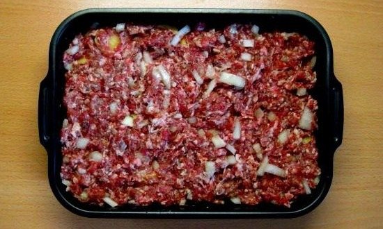 приготовить и рассыпать фарш в форму