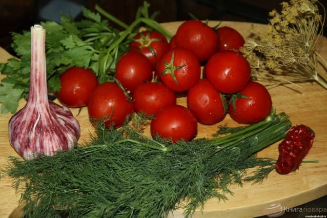 Продукты для засолки помидоров в бочке.