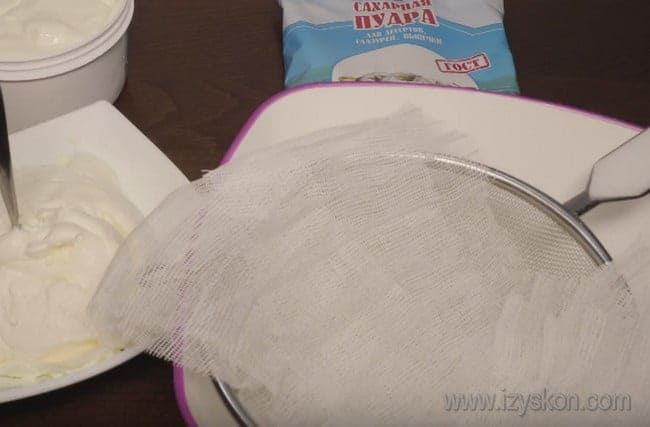 Простой крем для бисквитного торта можно приготовить из сметаны.