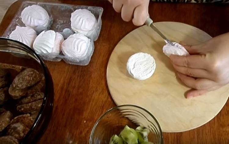 пряничный торт из зефира и киви