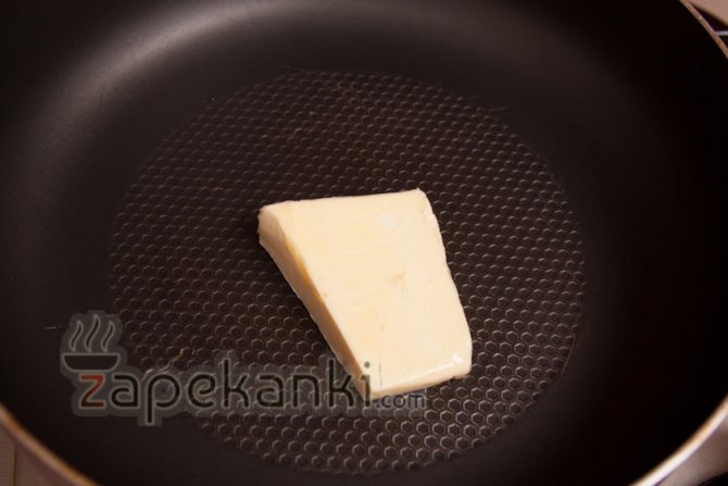 растапливаем масло на сковороде