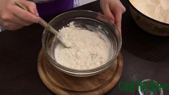 разведите дрожжи, сахар и муку