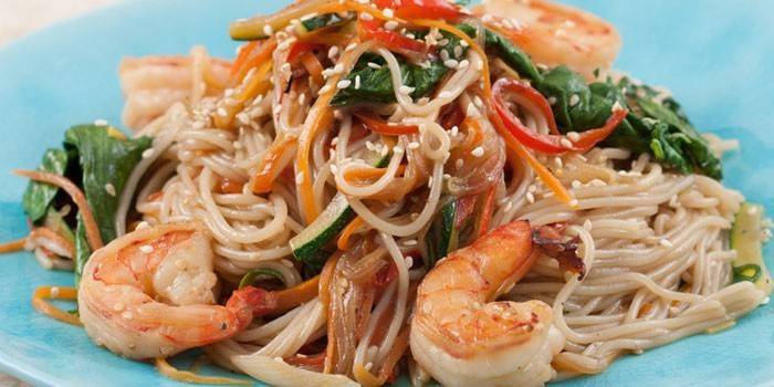 Рисовая лапша с кунжутом, овощами и креветками