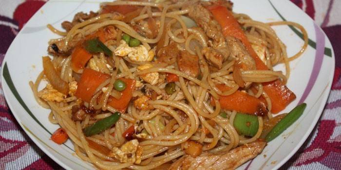 Рисовая лапша с овощами, курицей и зеленым горошком