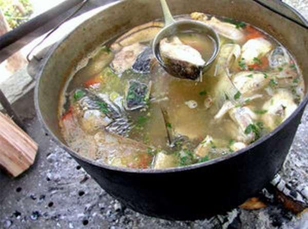 Рыбацкая уха в котелке