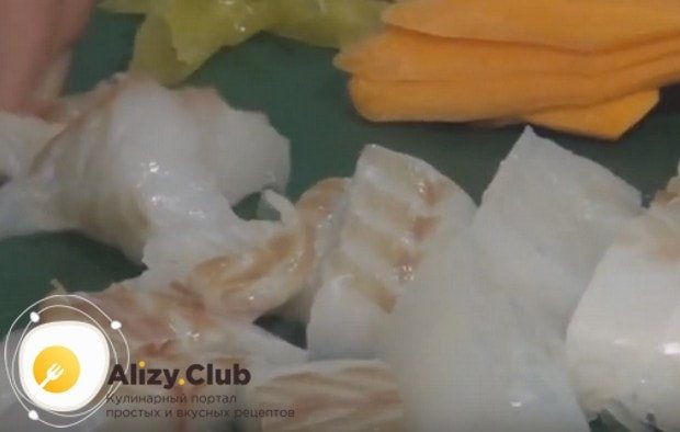 Рыбу нарезаем порционными кусочками.