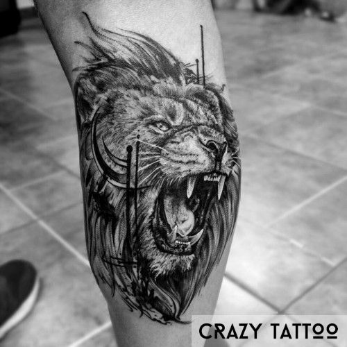 Рычащий лев на ноге, тату в Crazy Tattoo