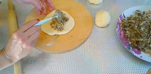 Пироги с мясом из дрожжевого теста в духовке — получаются мягкие, как пух