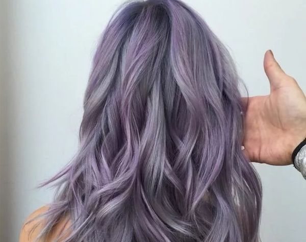 С розовым и фиолетовым отливом
