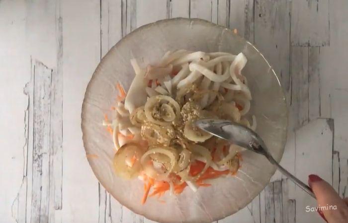Салат с кальмарами — 12 самых вкусных и простых рецептов