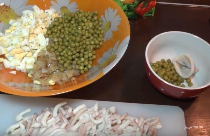 Салат с кальмарами — 12 самых вкусных и простых рецептов