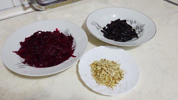 С орехами и черносливом. 6 рецептов полезных салатов из свеклы