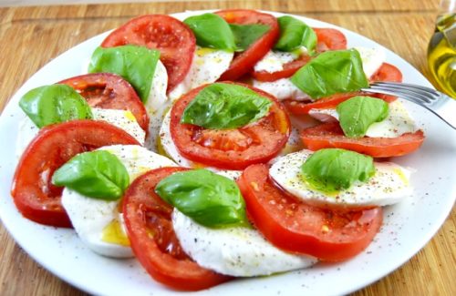 Салат капрезе классический