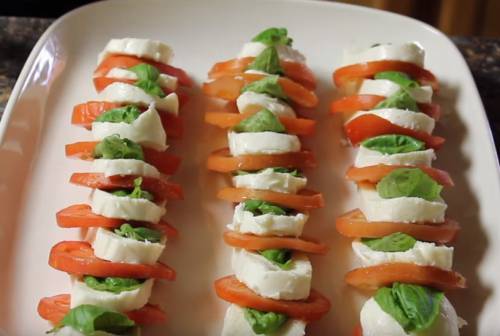 Салат Капрезе с бальзамическим соусом (уксусом)