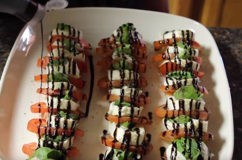 Салат Капрезе с бальзамическим соусом (уксусом)