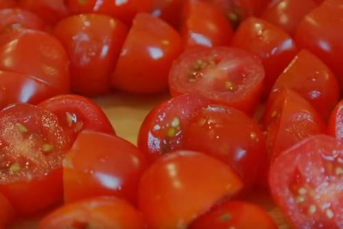 Салат Капрезе с помидорами черри и мини моцареллой