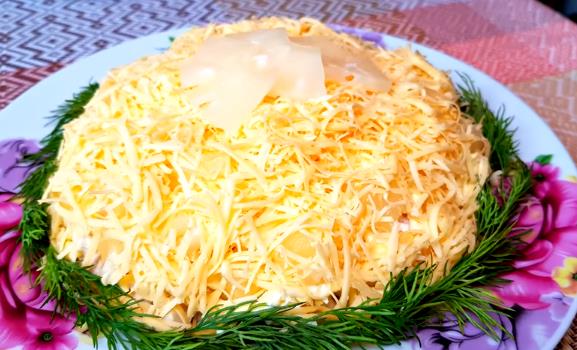 Салат «Огни Москвы» со свежим огурцом, курицей, грибами и ананасом