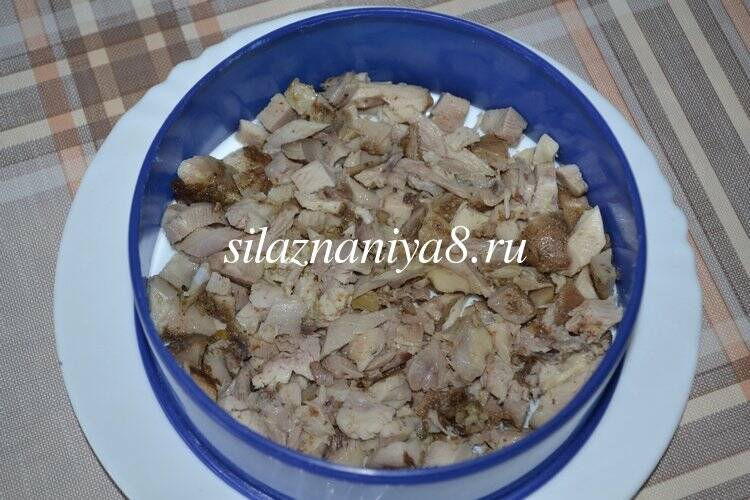Салат с ананасом курицей сыром помидором