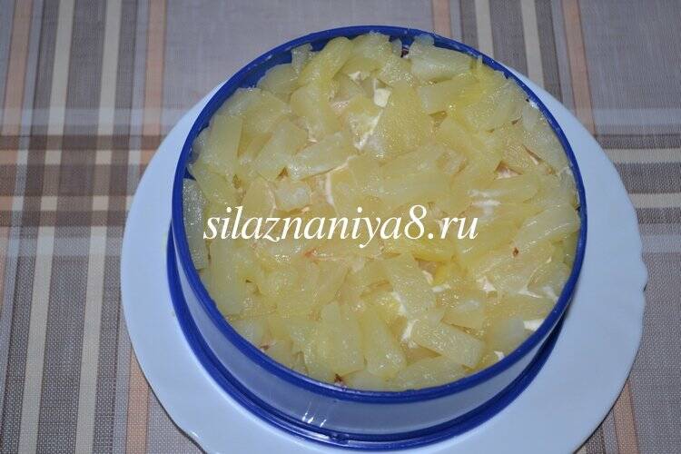 Салат с ананасом курицей сыром помидором