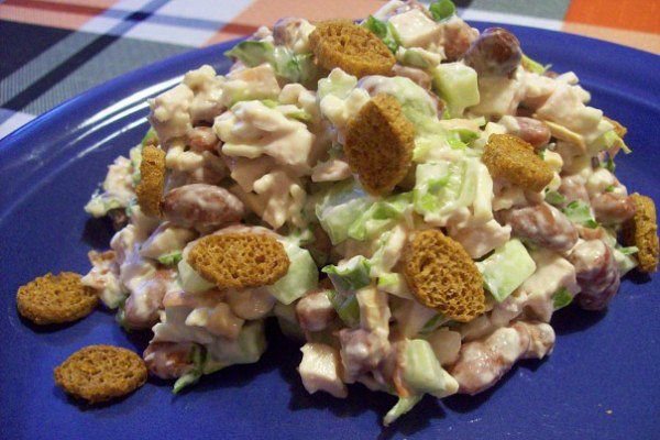 Как просто и быстро приготовить салат с кириешками