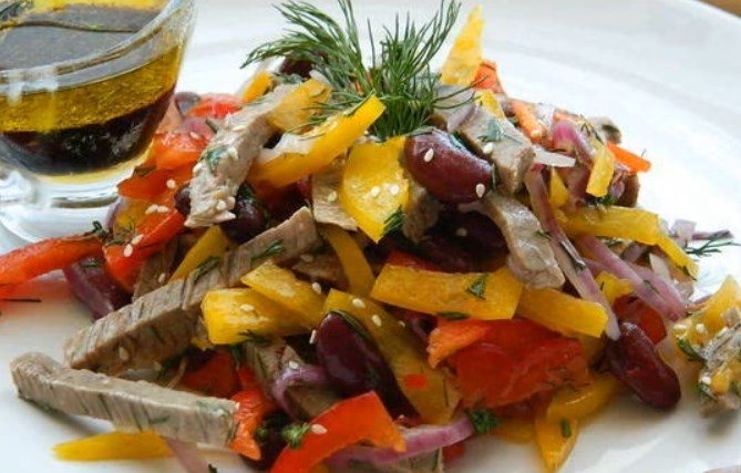 Салат с консервированной фасолью. 11 очень вкусных рецептов