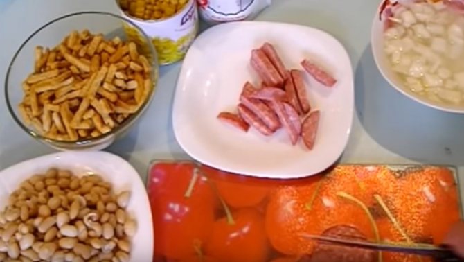Салат с консервированной фасолью. 11 очень вкусных рецептов