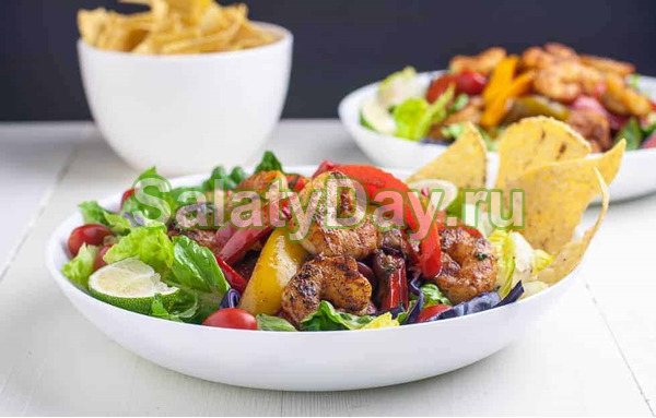 Салат с креветками, пекинской капустой и медово-лимонной заправкой