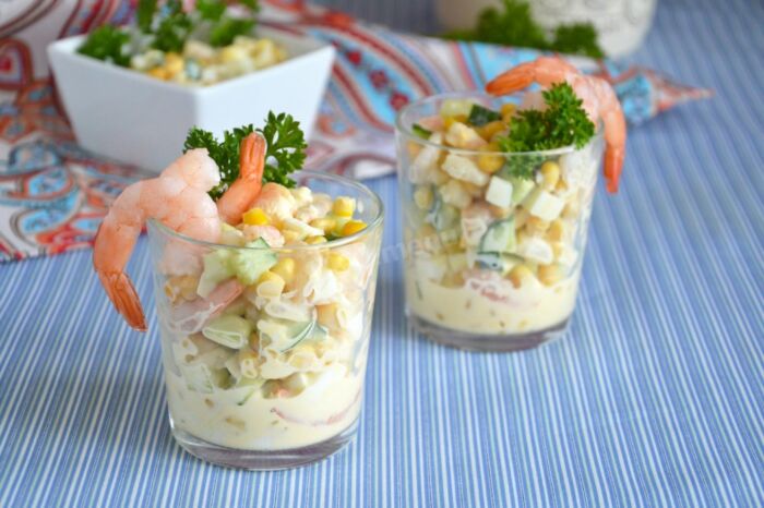 Салат с кукурузой и креветками
