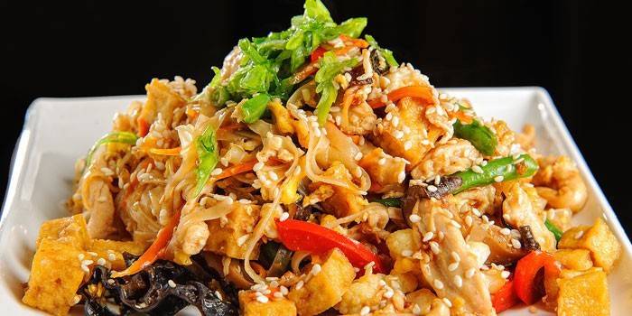 Салат с кускусом, рисовой лапшой и куриным мясом