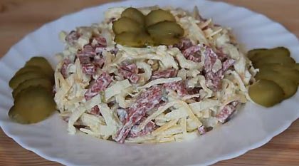 салат-с-яичными-блинчиками-и-колбасой-шаг-1