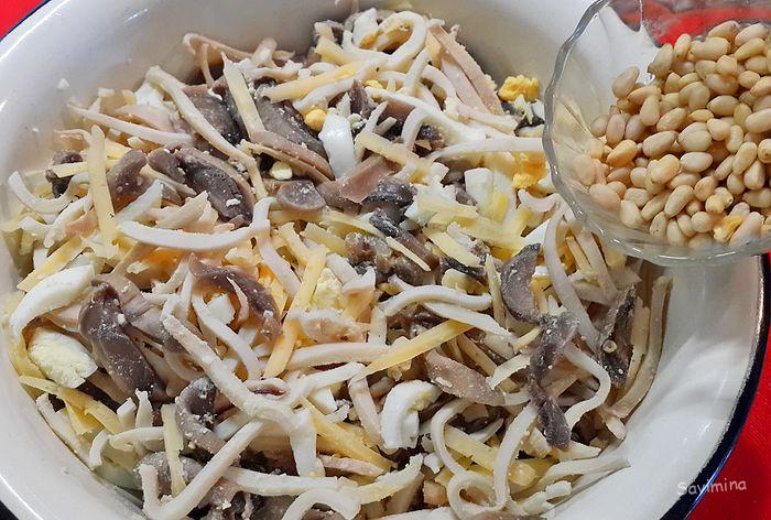 Салат с кальмарами — 12 самых вкусных и простых рецептов
