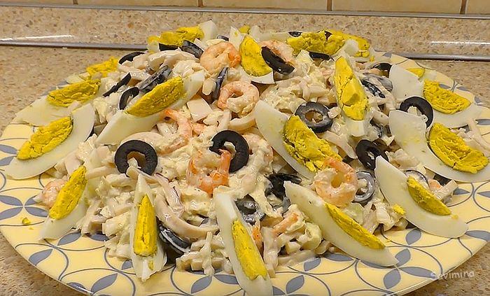Салат с кальмарами — 12 самых вкусных и простых рецептов