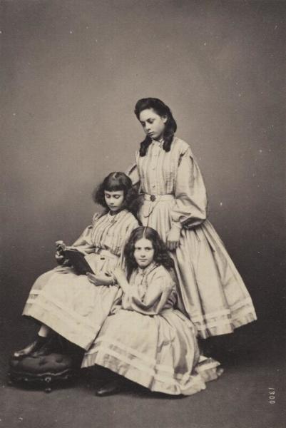 Сёстры Лиддел (верху вниз): Лорина, Алиса, Эдит. Фото — Thomas Edge, 1860-е гг.