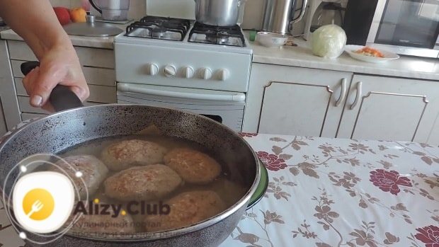 Сформировать котлеты и отправить в сковороду