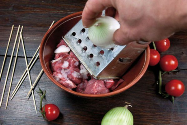 Шашлык в духовке: 5 простых рецептов мягкого и сочного мяса + секрет маринада