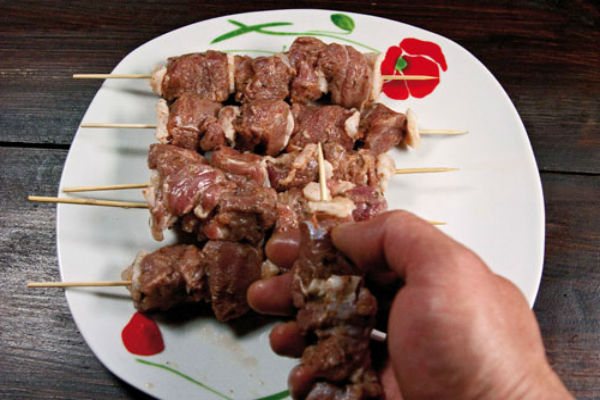 Шашлык в духовке: 5 простых рецептов мягкого и сочного мяса + секрет маринада