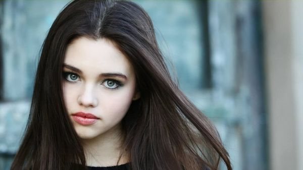 шатенка с серыми глазами