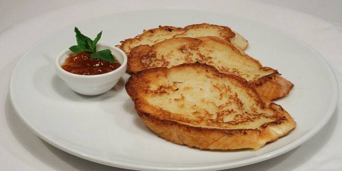 Сладкие жареные гренки с джемом
